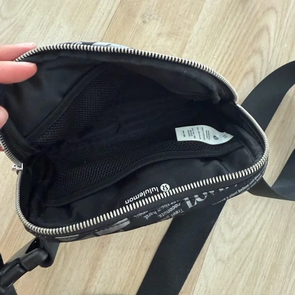 Lululemon Everywhere 1L bag in Manifesto print black and silver - Picture 3 of 3